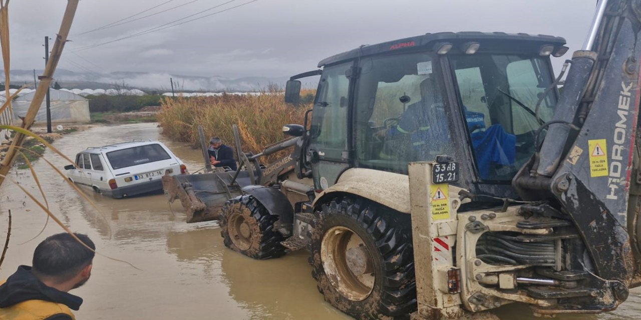 Mersin’de yoğun yağış su taşkınlarına yol açtı