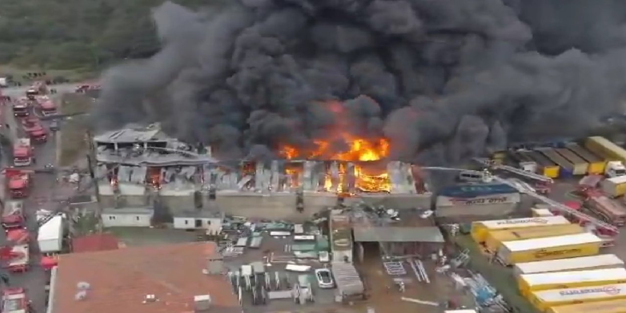 Ataşehir’de 4 katlı iş yerinde yangın