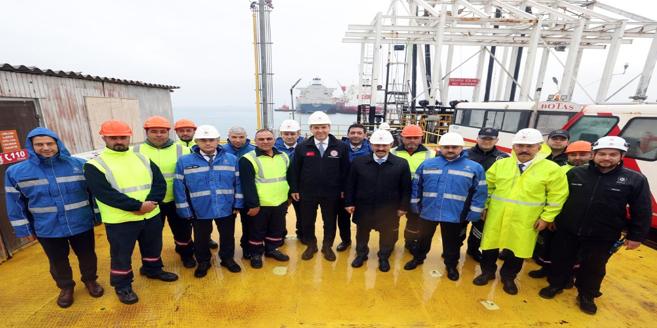 Bakan Bayraktar Dörtyol’daki FSRU tesisinde incelemelerde bulundu