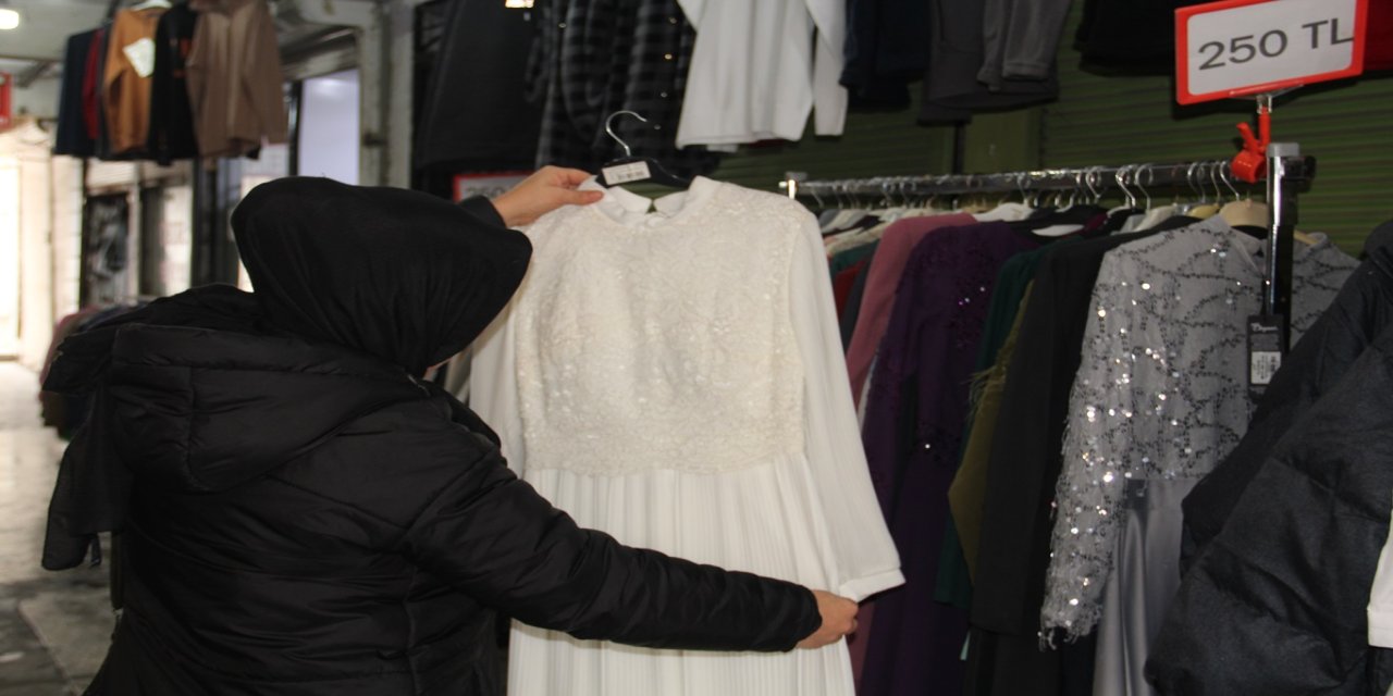 Batman'da depo satışı: 3–4 bin liralık kıyafetler 250 TL'ye satılıyor