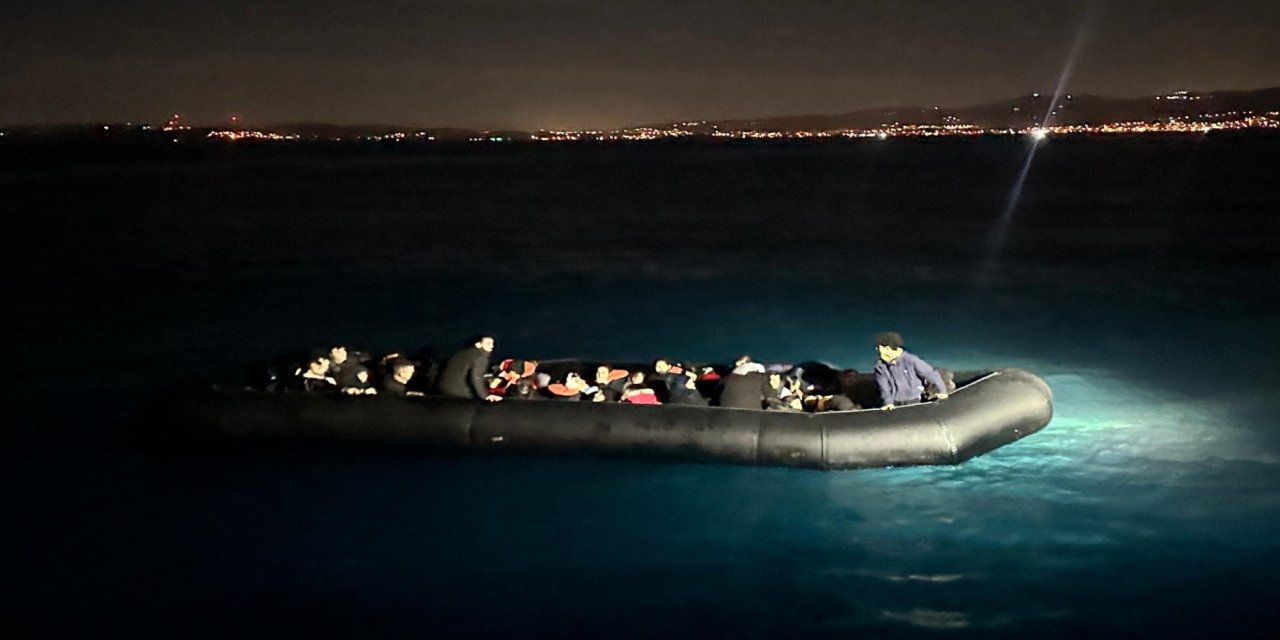 İzmir açıklarında 43 düzensiz göçmen yakalandı