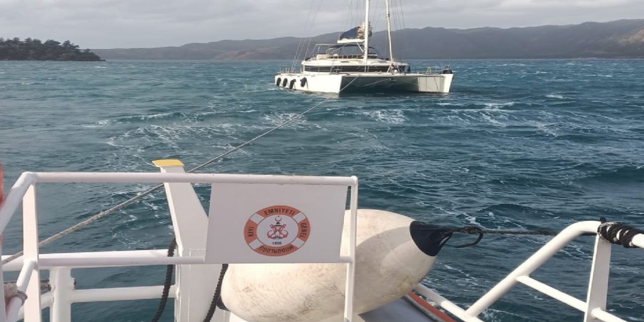 Muğla’da makine arızası yapan teknedeki 2 kişi kurtarıldı