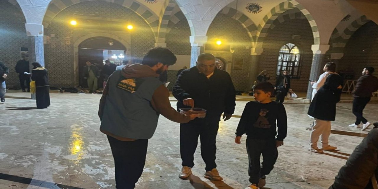 Mersin'de Hür Gençlik tarafından Berat Kandili’nde cami cemaatine ikram