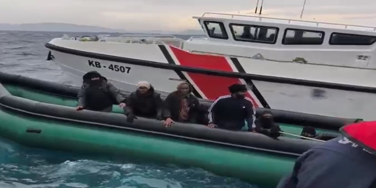 İzmir açıklarında 22 düzensiz göçmen yakalandı
