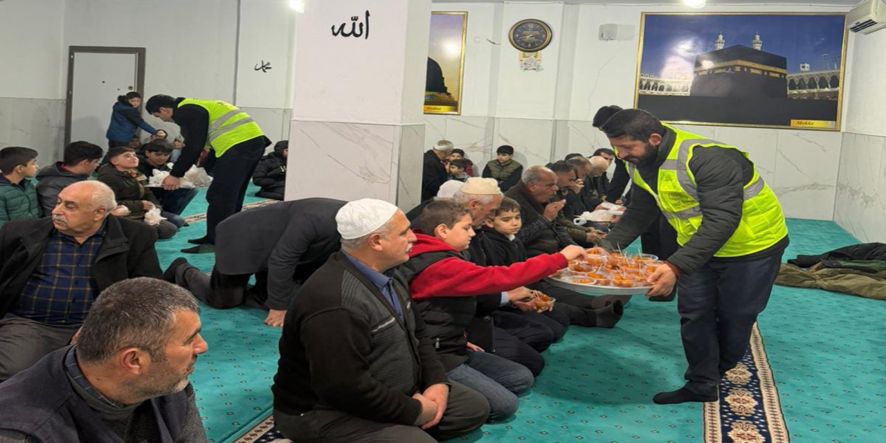 Umut Kervanı'ndan Batman'da cami cemaatine ikram