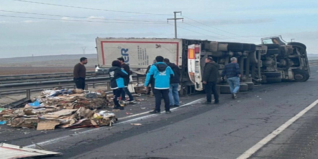 Şanlıurfa’da geri dönüşüm yüklü tır devrildi: 1 yaralı