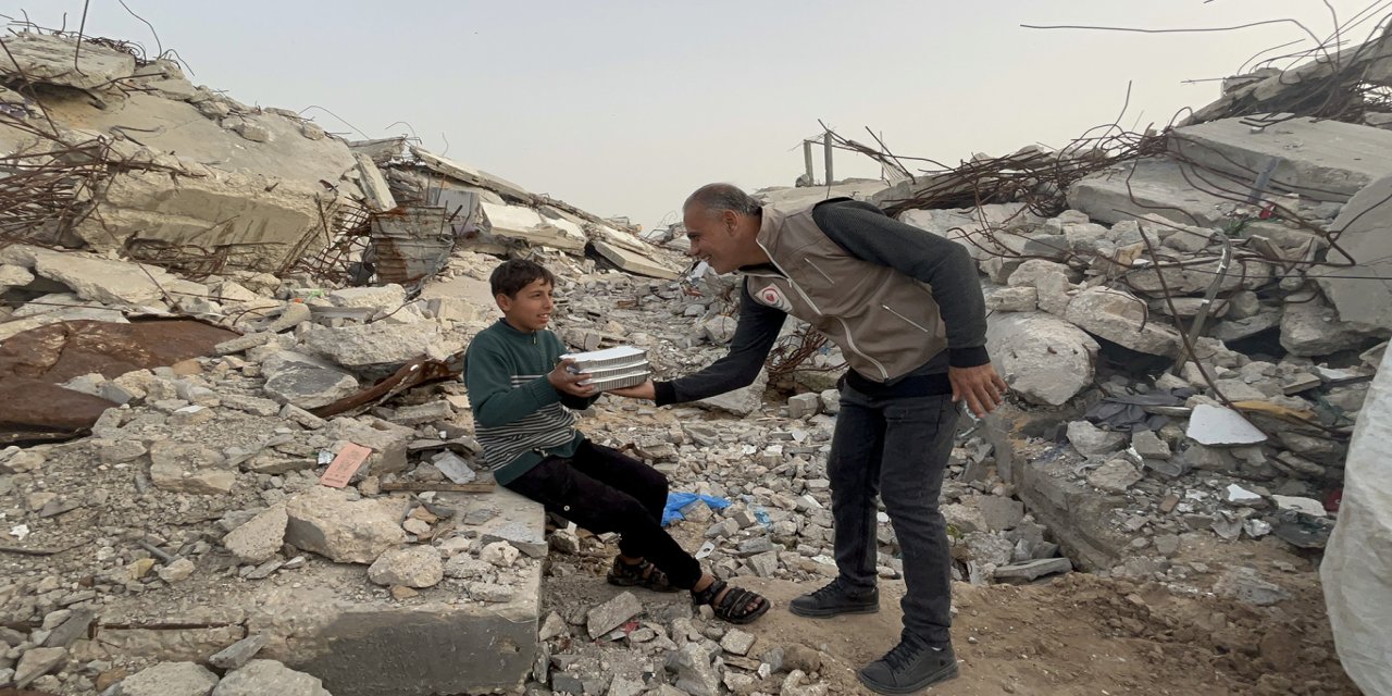 Yetimler Vakfı’ndan Berat Gecesi’nde Gazze’de sıcak yemek dağıtımı