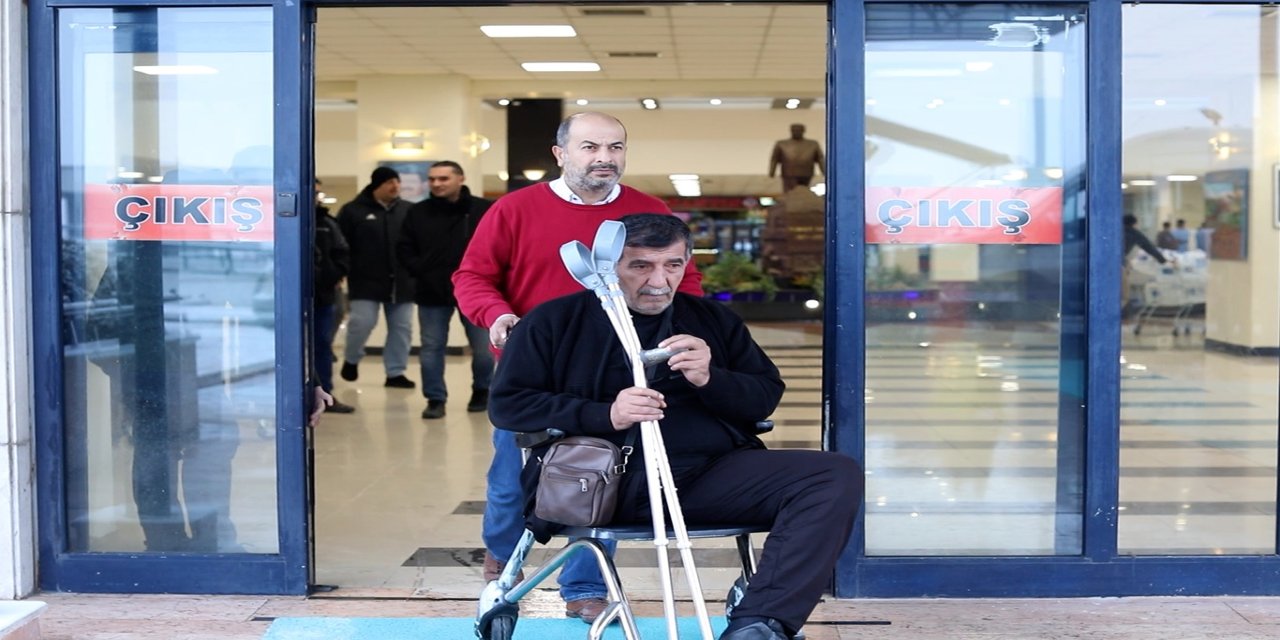 Ameliyat sırasında depreme yakalandılar, hastaneyi terk etmeyip hastayı korudular