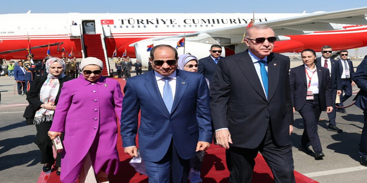 Cumhurbaşkanı Erdoğan Mısır'da havalimanında Sisi tarafından karşılandı