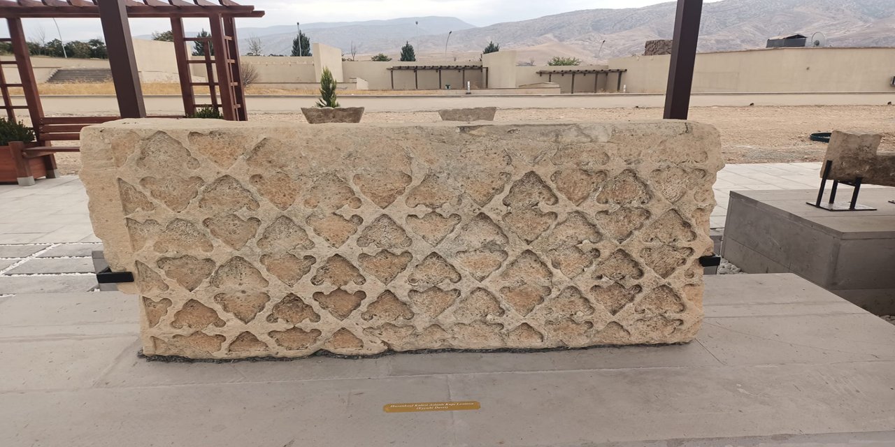 Hasankeyf Müzesi bahçesinde taş eserler ziyaretçilerini bekliyor
