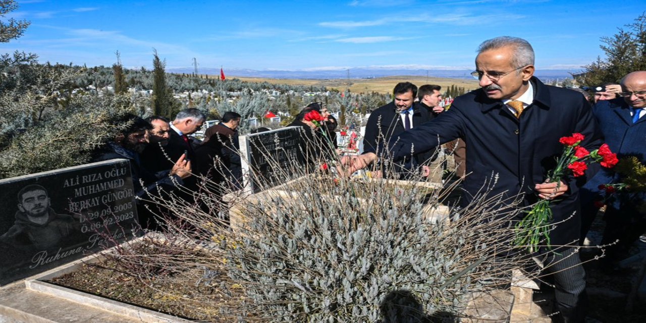 Bakan Uraloğlu, Malatya'da depremde hayatını kaybedenlerin mezarını ziyaret etti