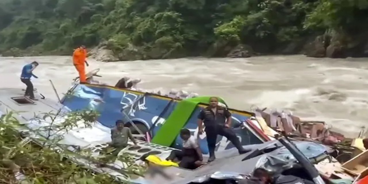 Nepal'de yolcu otobüsü uçuruma yuvarlandı: 13 ölü, 34 yaralı