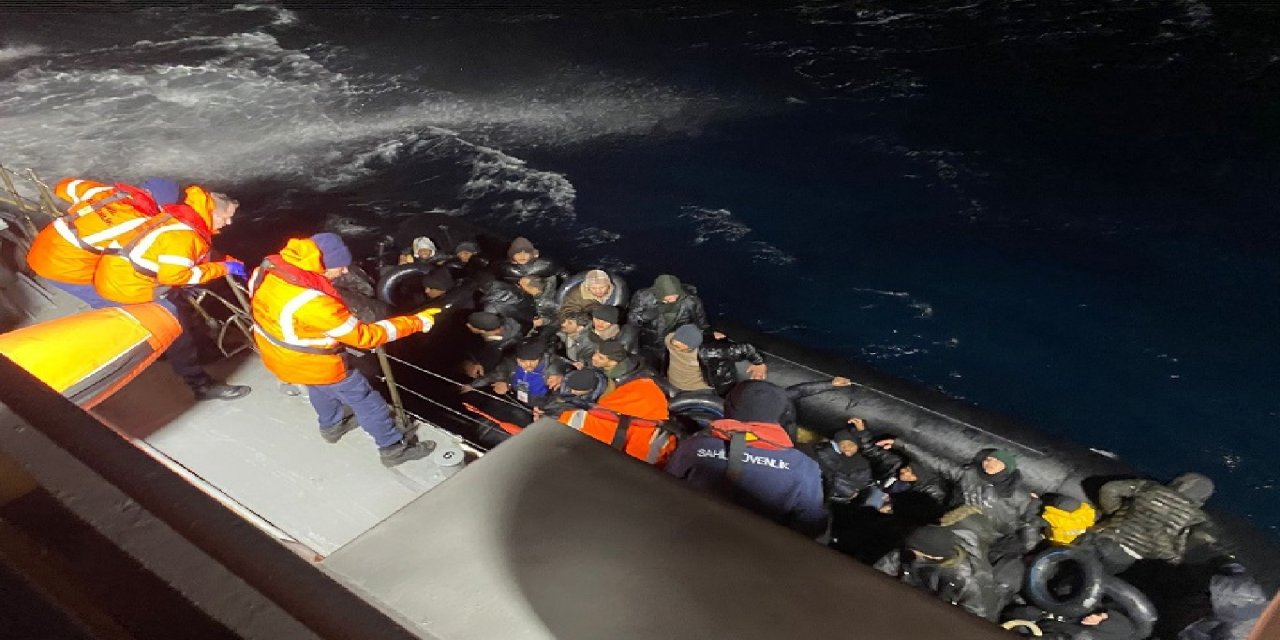 İzmir açıklarında lastik bottaki 39 düzensiz göçmen kurtarıldı