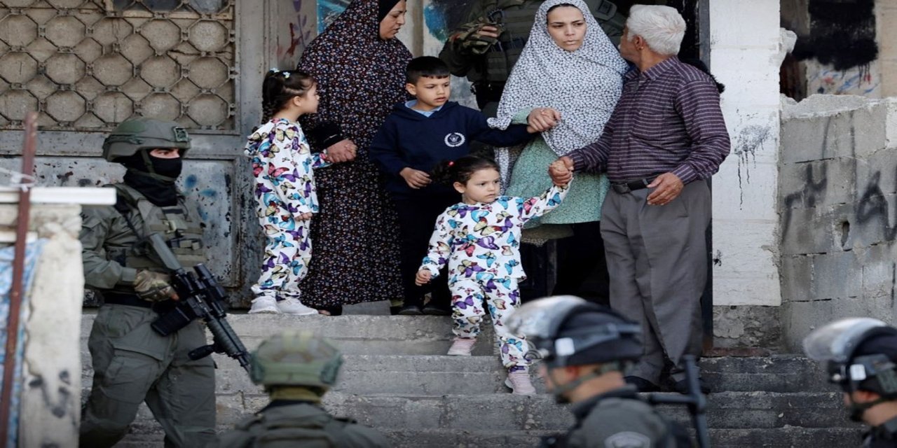 İşgalciler Filistinli aileyi evini kendi elleriyle yıkmaya zorladı