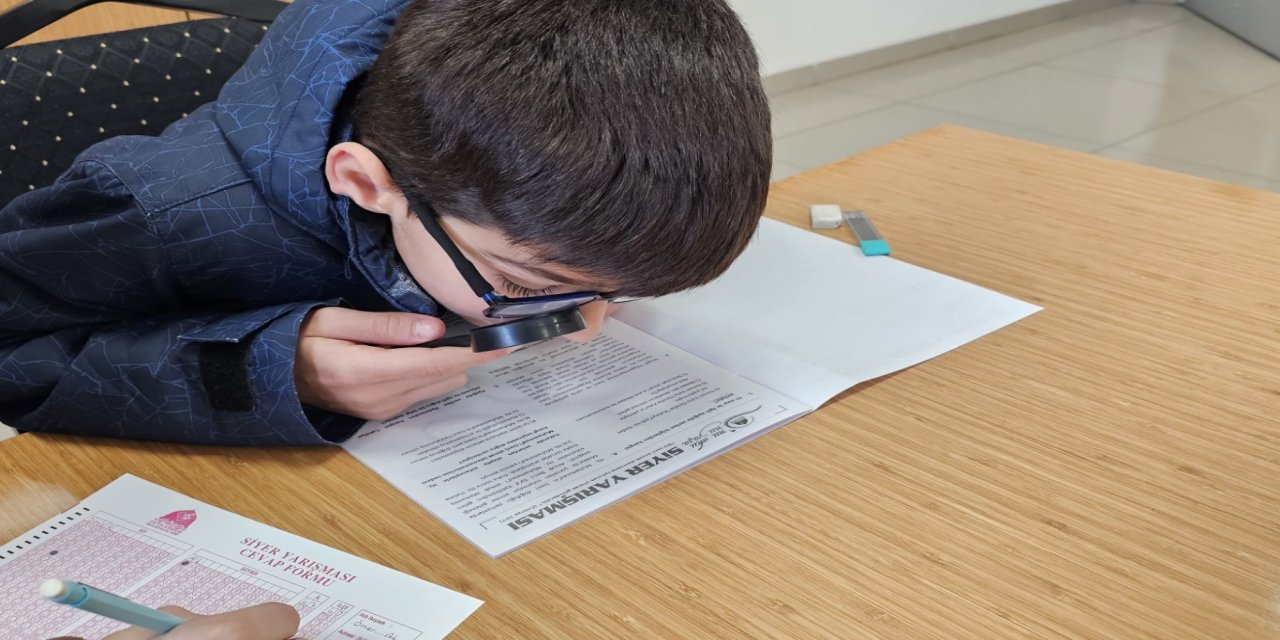 Gözlerinden rahatsız olan çocuk, Siyer Yarışması'na elinde mercekle katıldı