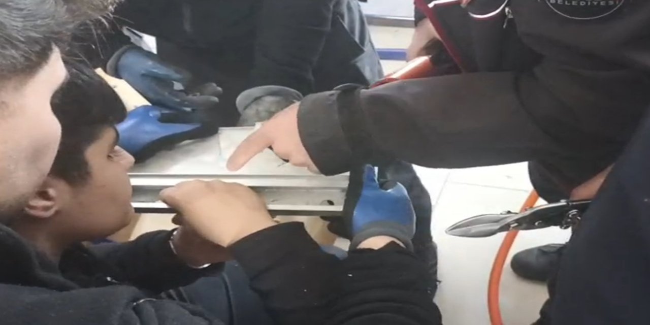 Batman'da parmağı akıllı tahtaya sıkışan öğrenci itfaiye ekiplerince kurtarıldı