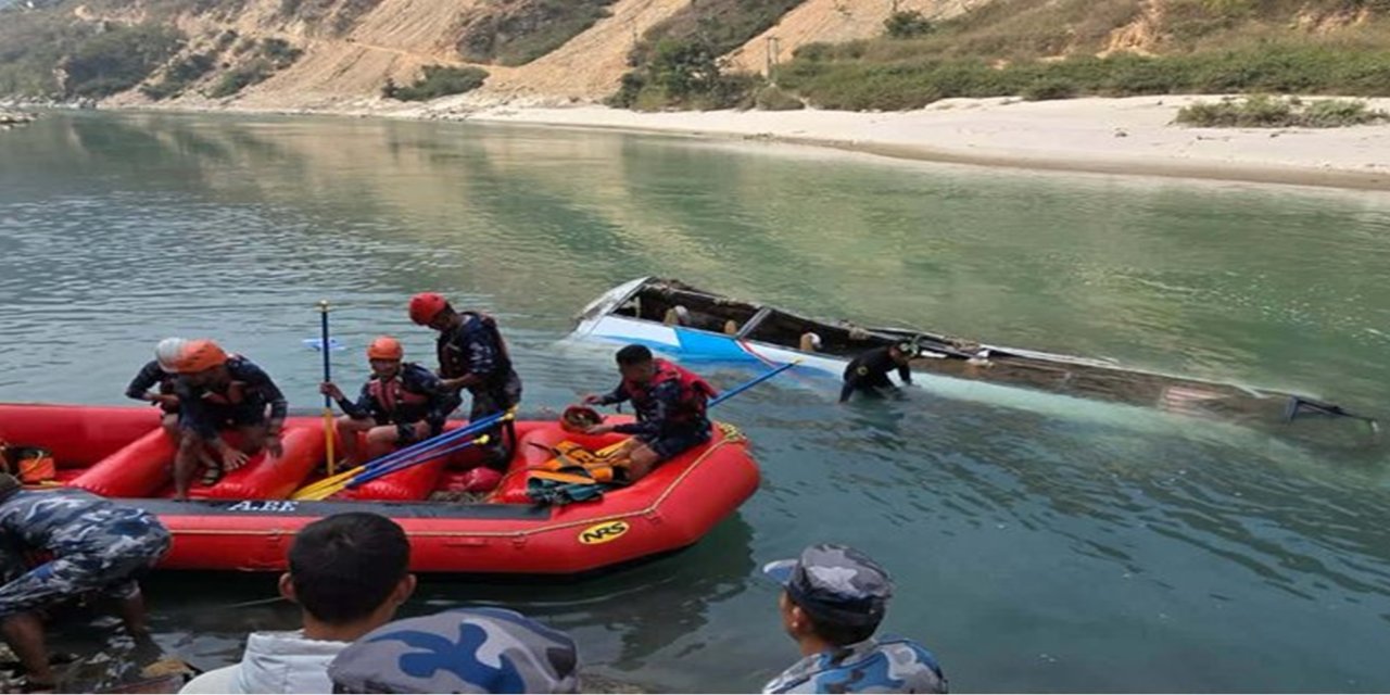 Nepal'de otobüs nehre düştü: 10 ölü