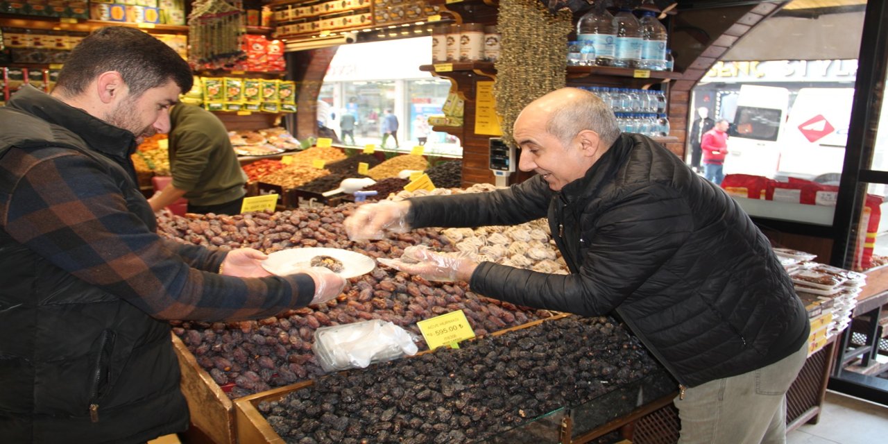 Ramazan öncesi hurma tezgahlarında hareketlilik başladı
