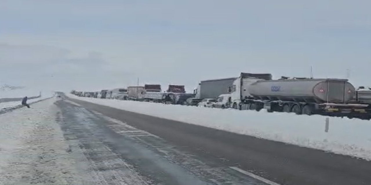 Doğubayazıt-Ağrı Karayolunda kilometrelerce kuyruk oluştu