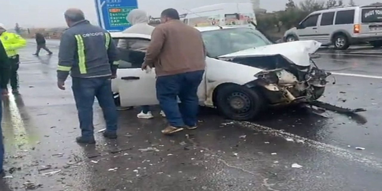 Şanlıurfa’da otomobiller çarpıştı: 2’si ağır 7 yaralı