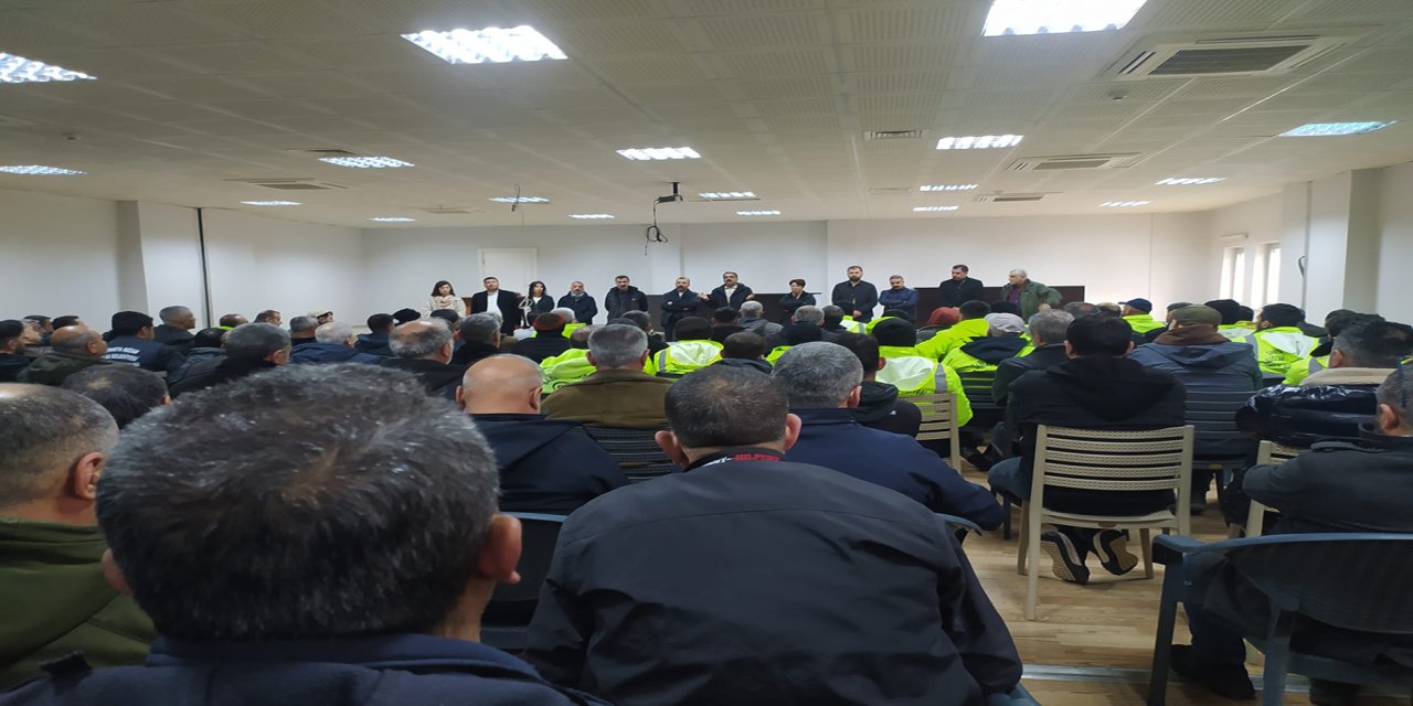 Diyarbakır'da maaşlarını eksik alan belediye işçileri iş bırakma kararı aldı