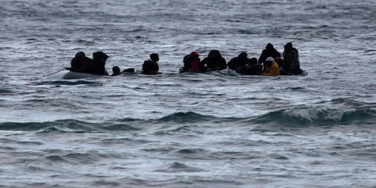 İzmir açıklarında göçmen botu battı: 3 ölü, 4 kişi kayıp