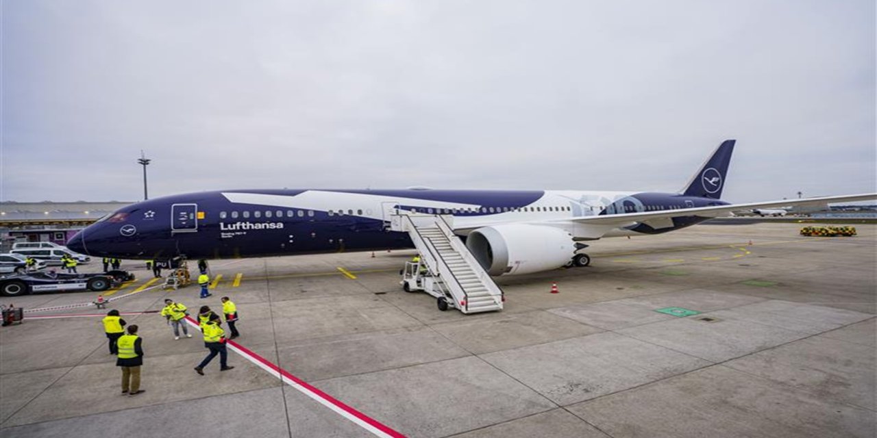 Almanya'daki grev nedeniyle yüzlerce uçuş iptal edildi