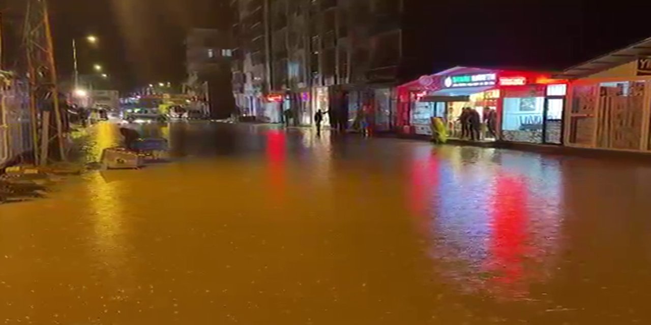 Malatya’da sağanak nedeniyle yollar göle döndü, iş yerlerini su bastı