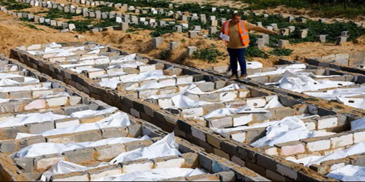 Gazze'de kimliği belirsiz şehitler defnedildi