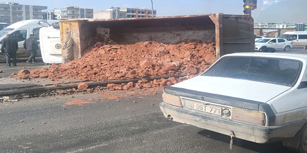 Şanlıurfa’da kontrolden çıkan kamyon ortalığı savaş alanına çevirdi