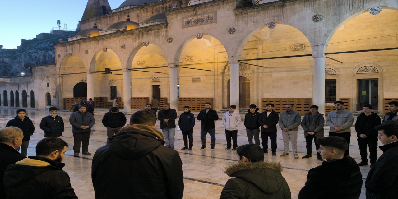 HÜDA PAR Şanlıurfa Gençlik Kolları sabah namazında buluştu