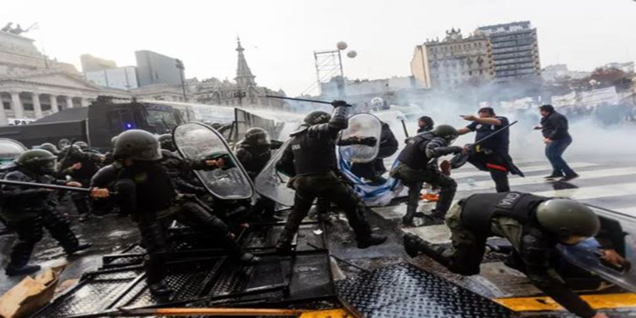 Arjantin’de Milei karşıtı protestolarda sokaklar savaş alanına döndü