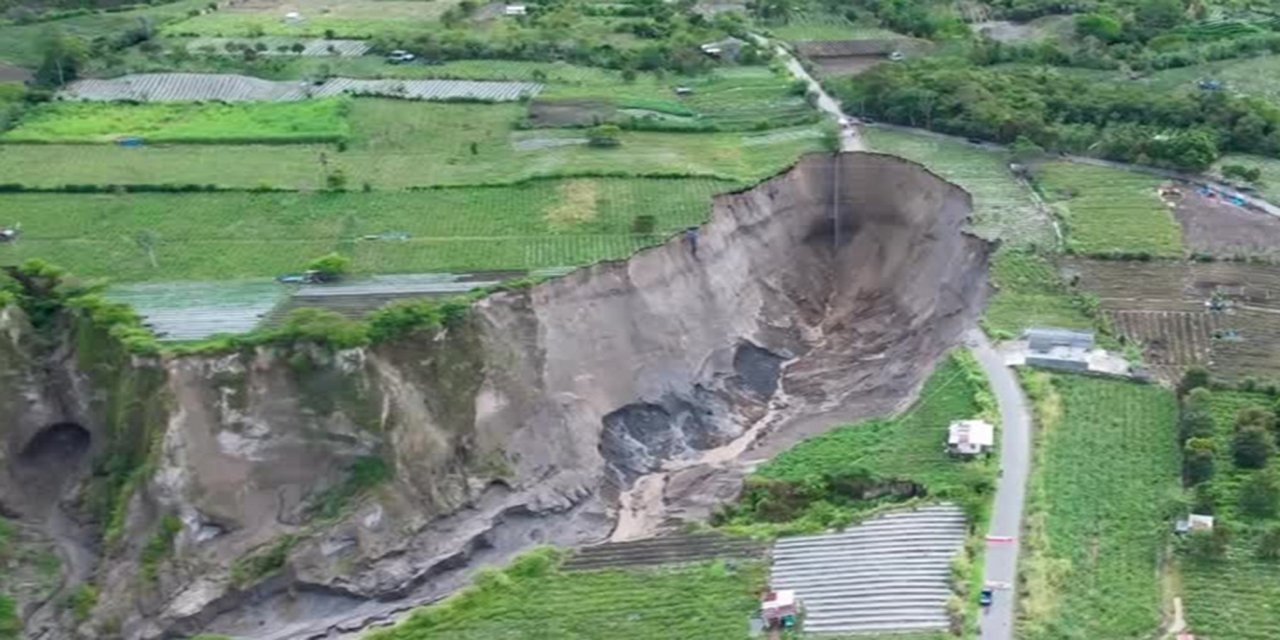 Endonezya'da hızla yayılan devasa obruk endişelere yol açıyor