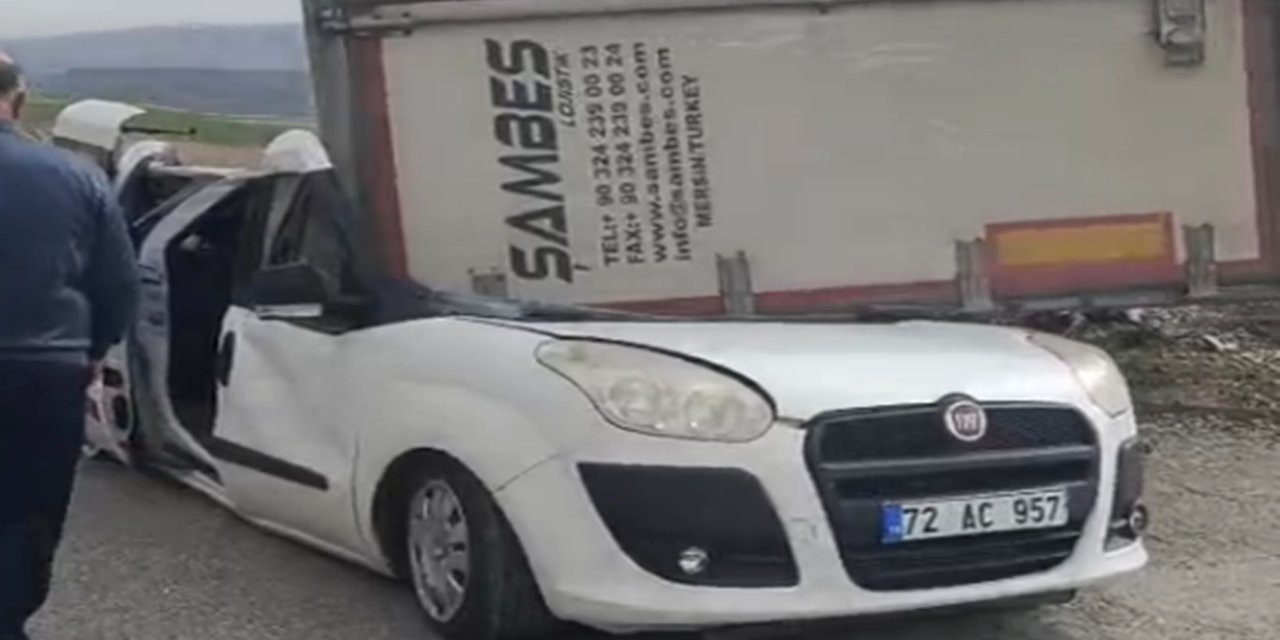 Batman'da tırın dorsesi radar aracının üzerine devrildi