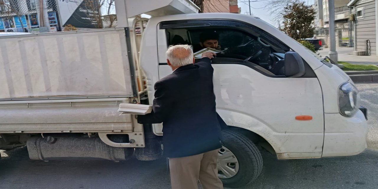 Emeklilerden Ramazan öncesi imsakiye dağıtımı