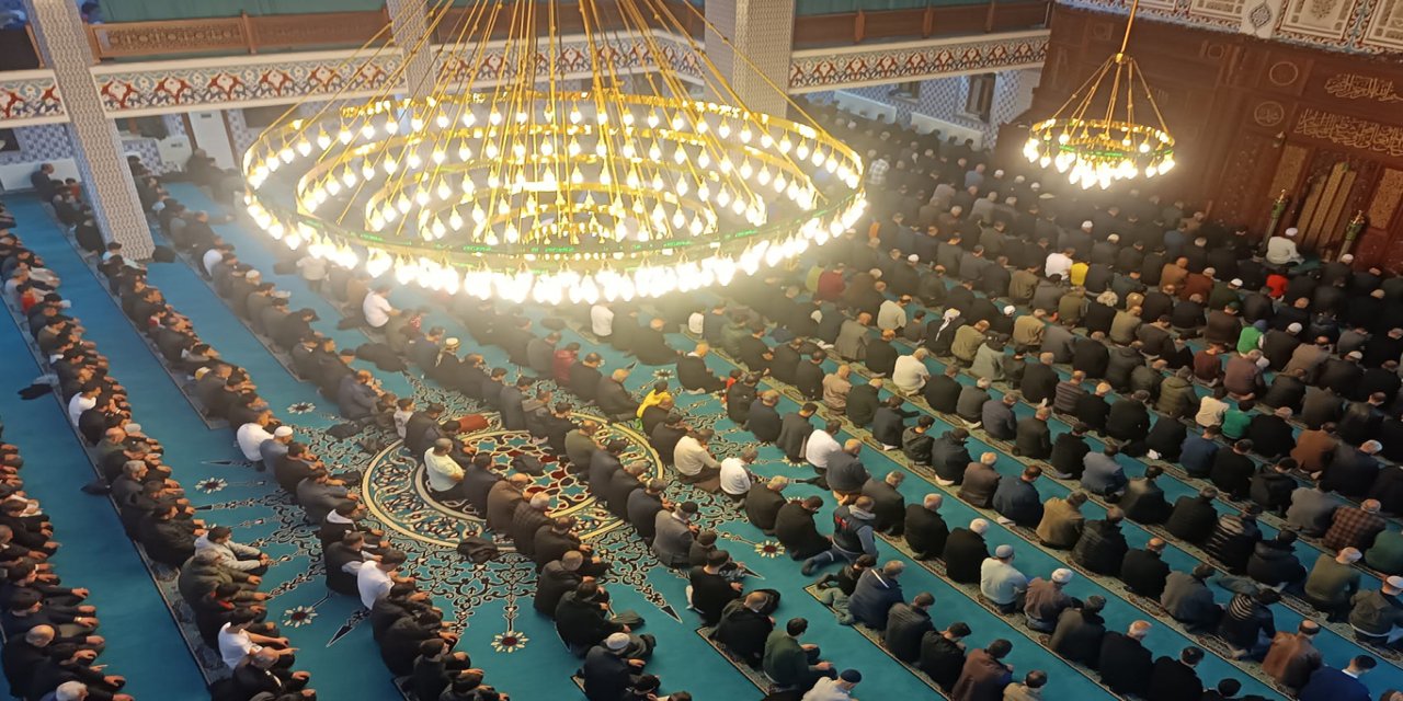 Batman'da ilk teravih coşkusu: Camiler doldu, vatandaşlardan tövbe ve birlik mesajı