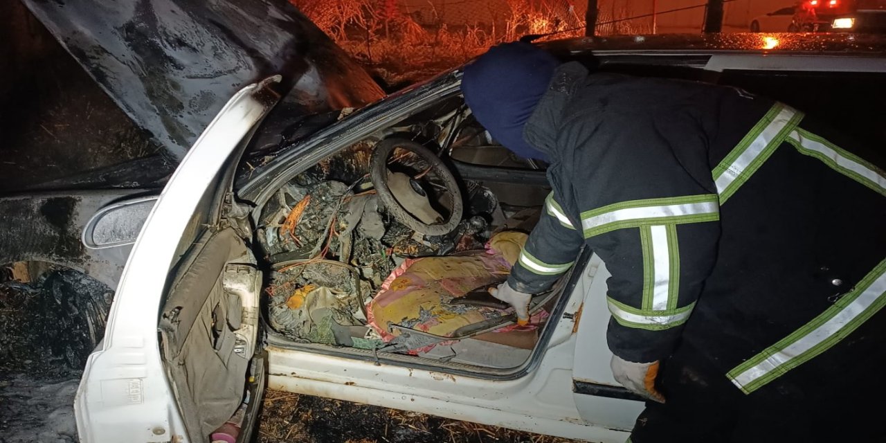 Mardin’de park halindeki otomobilde yangın çıktı