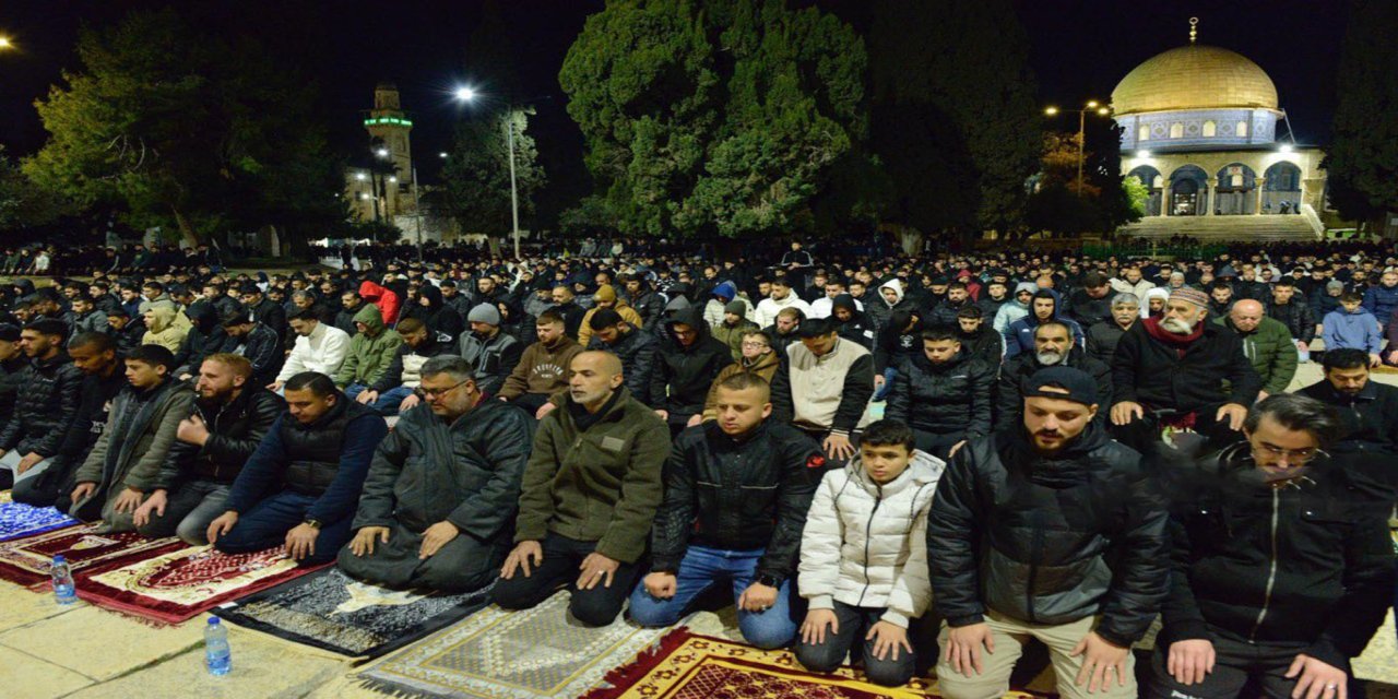 On binler Aksa'da: Kısıtlamalara rağmen 50 bin mümin kıyamda