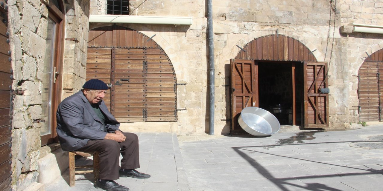 88 yaşındaki kalaycı ustası tüm sebatıyla orucunu tutmaya devam ediyor