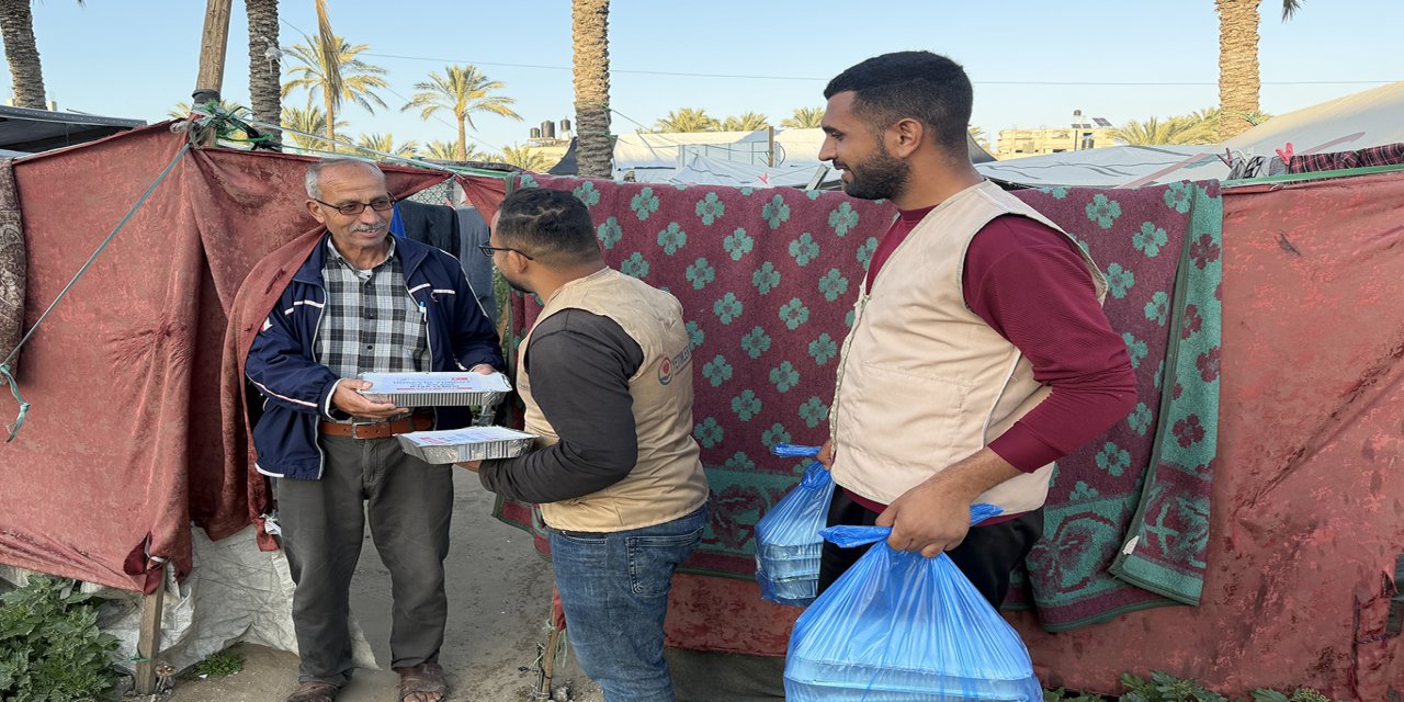 Yetimler Vakfı Gazze'de sıcak yemek seferberliğine devam ediyor