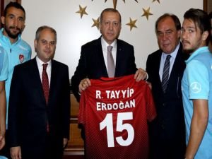 A Milli Takımı Cumhurbaşkanı'nı ziyaret etti