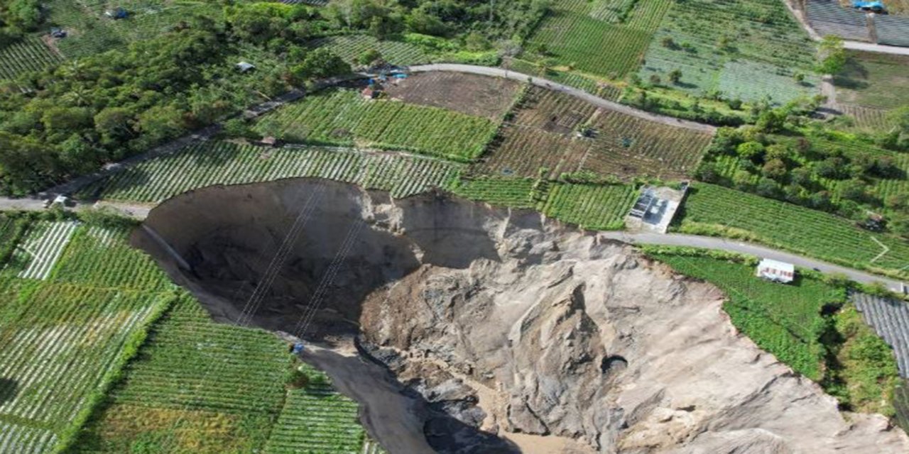 Endonezya'daki dev obruğun genişliği 30 bin metrekareyi aştı