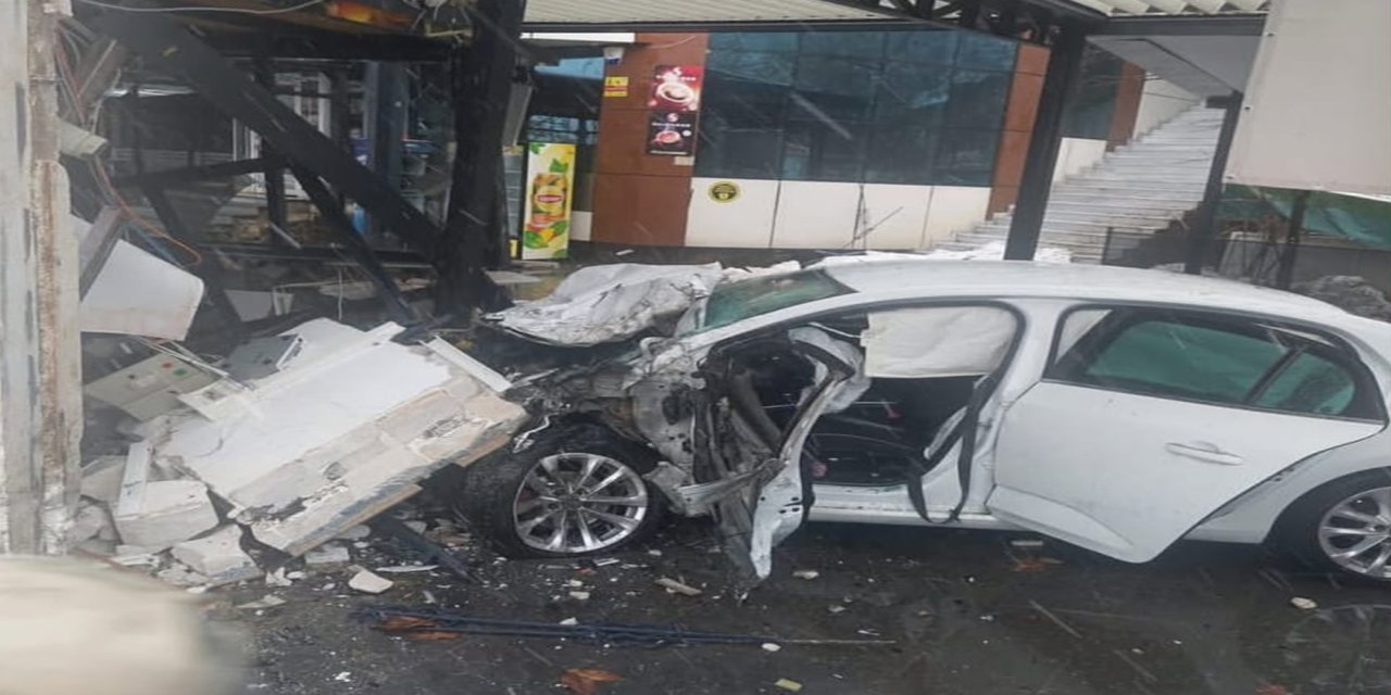 Otomobil lokanta duvarına çarptı: 5 Yaralı
