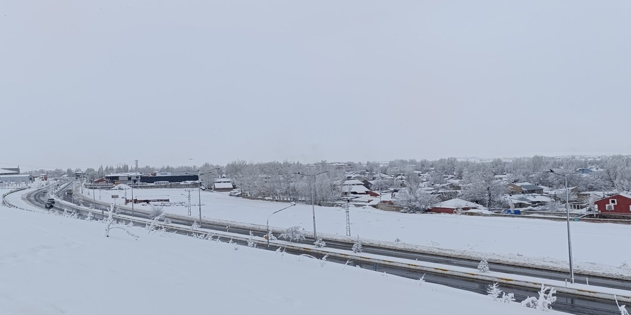 Ağrı’da kar yağışı kenti yeniden beyaza bürüdü