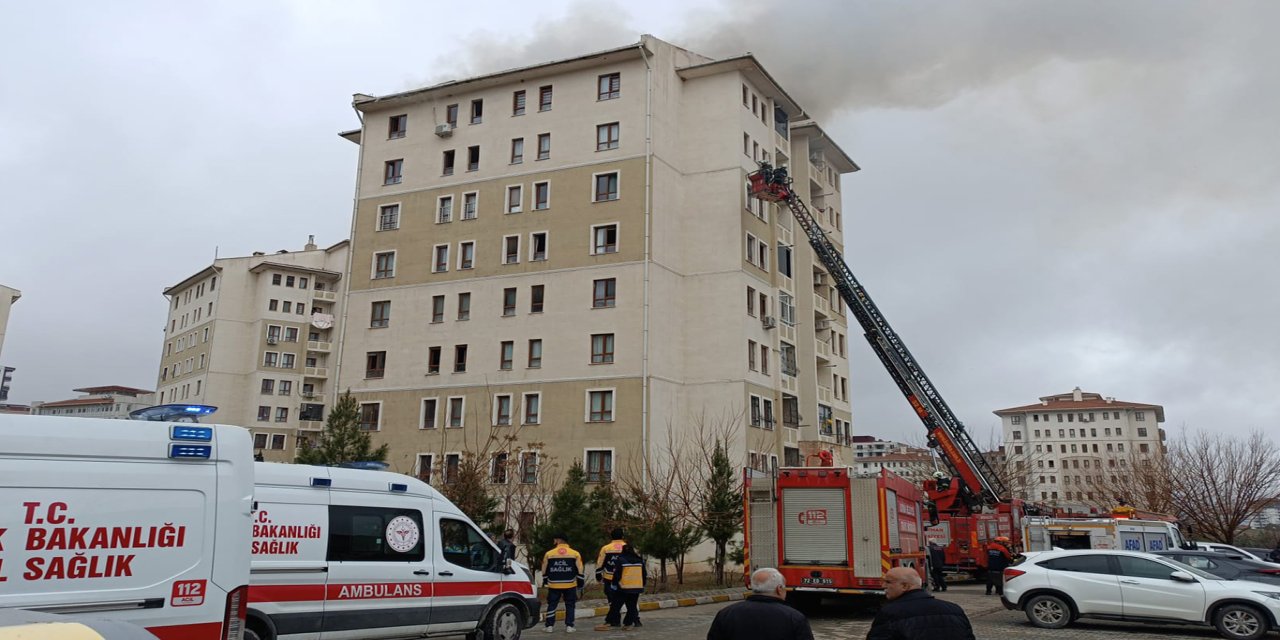 Batman'da 8 katlı binada çatı yangını: Mahsur kalanlar var
