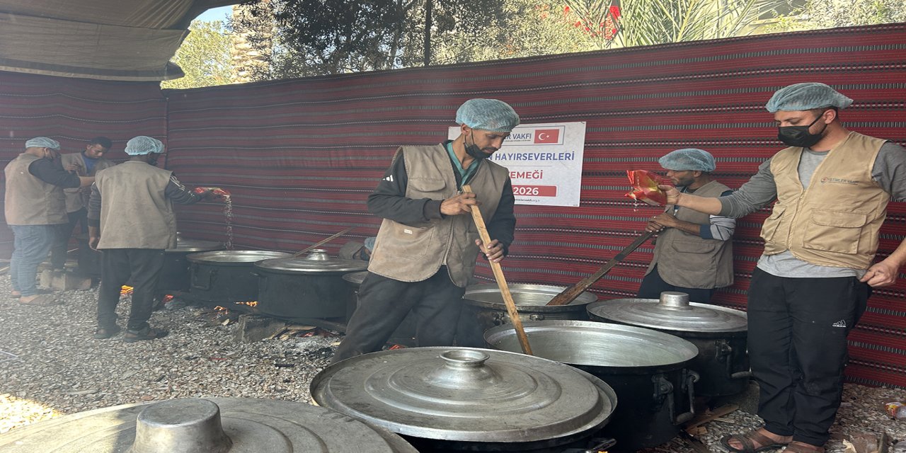 Yetimler Vakfı Gazze'de iftar sofralarını boş bırakmıyor