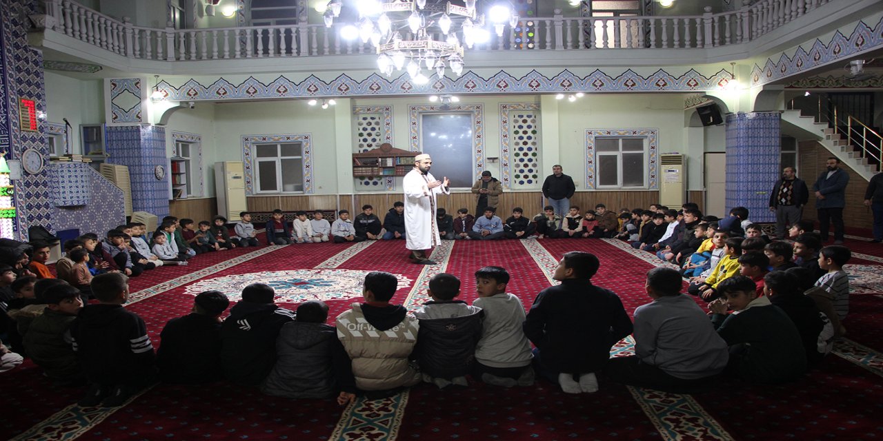 Teravih namazına camiye gelen çocuklara çeşitli ikramlar sunuluyor