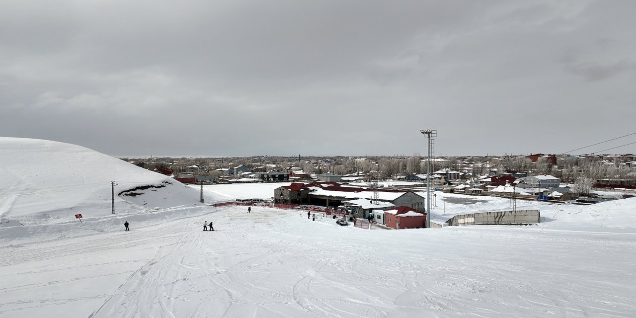 Cemre suya düştü ama Ağrı'da soğuklardan kayak pistinde kış mesaisi sürüyor