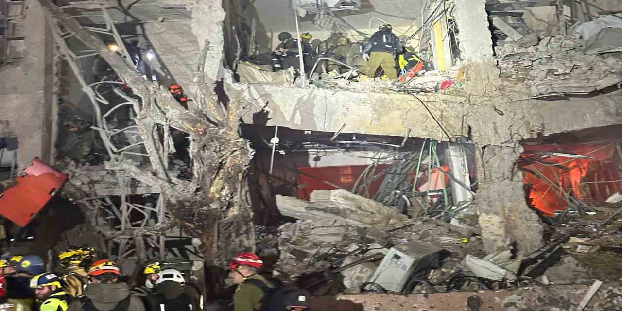 İran'dan misilleme: Tel Aviv ve Hayfa'ya yüzlerce füze atıldı