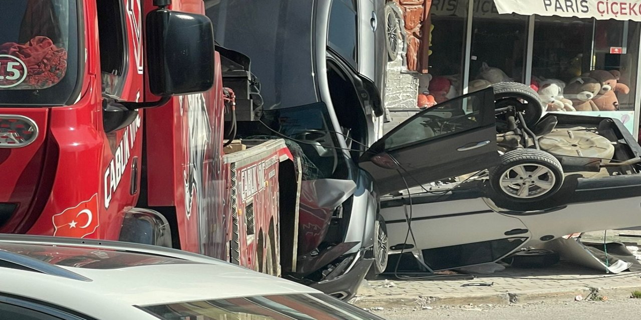 İzmir'de freni boşalan vinç park halindeki araçları ezdi
